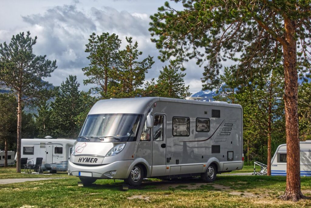 Nivelliertes Wohnmobil auf Campingplatz