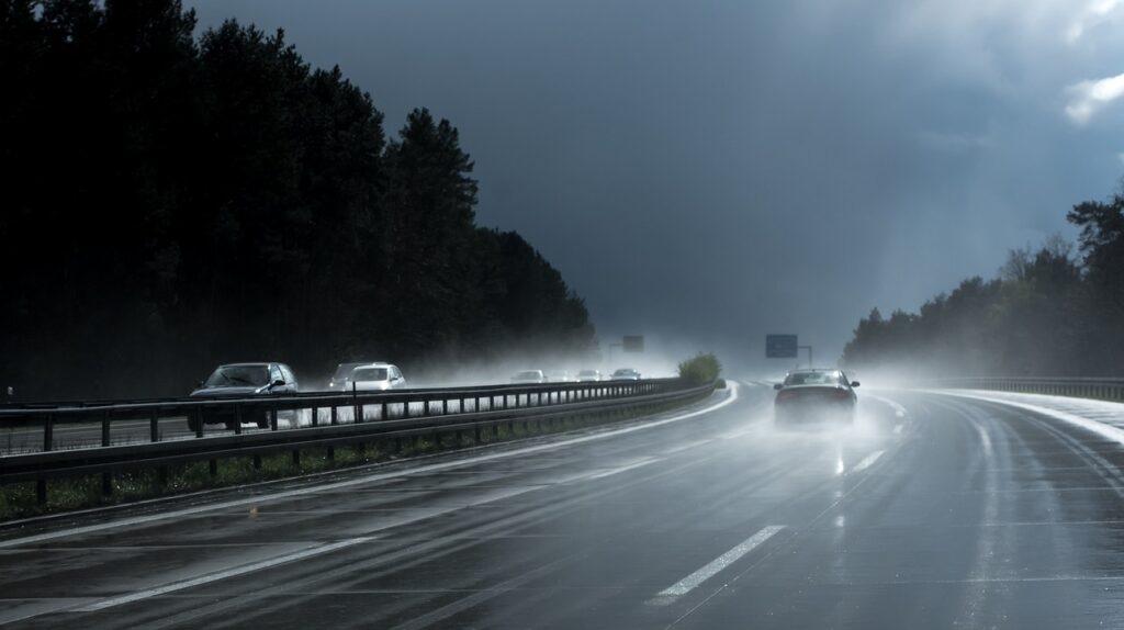 Sichere Fahrt von Wohnmobilen bei Regen